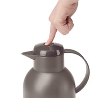 Termosová kanvica Emsa Samba 1,5 l, uzáver Quick Press, 12 hodín teplý a 24 hodín studený nápoj, priesvitná taupe farba 6