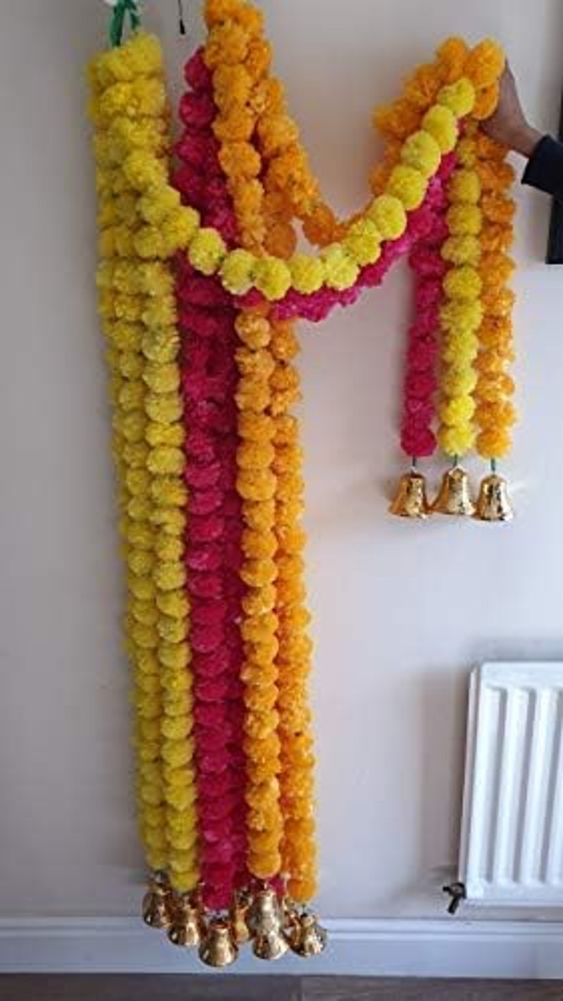 Esatationeryhouse Művirág Körömvirág Füzér Arany Csengővel - Vegyes Színű Dekorációs Girland Csomag, 3 db, 150 cm

AI: I've created a Hungar
