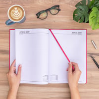 Evelay 2027 diár A4 – Denný kalendár, plánovač a organizér s pevnou väzbou, 70 g/m² papier, so záložkou, na prácu, do školy a na osobné plánovanie 2