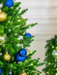 Umelý vianočný stromček eveXmas Infinity 95 cm, klasická zelená, 143 vetvičiek, 100 % PE ihličie, s kovovým stojanom, stolový mini stromček 5