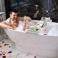 Etajeră pentru cadă din bambus Exabang, reglabilă 75-109 x 23 x 4,5 cm, tavă albă pentru cadă cu suport pentru băuturi, suport pentru cărți și suport pentru pahar de vin 4