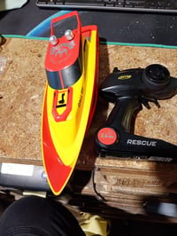 Barcă cu telecomandă Carson RC Rescue 2.4G 500108058 RTR, roșie — defectă, funcționează parțial: telecomanda nu se conectează (stare: vezi a doua fotografie) 2
