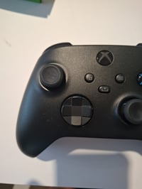 Bezdrôtový ovládač Microsoft Xbox vo farbe Carbon Black, balenie 2025, kompatibilný s Xbox Series X, Series S, One a Windows 3