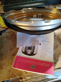 Oală sub presiune electrică Instant Pot IP-DUO60 7 în 1, 5,7 L, 1000 W, 220 V – capac ușor lovit, funcțională, cu urme vizibile (stare: vezi poza a 2-a) 2