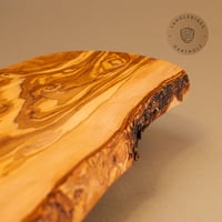 Olívafa vágódeszka természetes széllel, 25 cm-es, kézműves sajt és antipasti tálalóként is használható, kézzel mosható, egyedi mintázatú 3