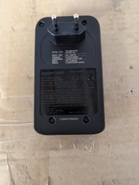 Încărcător Amazon Basics pentru acumulatori NiMH tip AA și AAA cu mufă UE, 4 sloturi, negru — fără acumulatori (stare: vezi a 2-a poză) 3