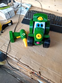 Jucărie tractor John Deere 46655 Johnny Tractor Build-A-Buddy, verde, tractor de asamblat cu șurubelniță, pentru copii de la 18 luni 2