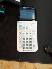 Texas Instruments TI-83 Premium CE Edition Python — poškodená, na náhradné diely: nezapína sa, displej preblikne (stav: pozri 2. obrázok) 2