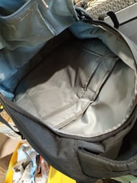 Rucsac pentru laptop Amazon Basics de 15,6 inchi, impermeabil, negru, cu baretă pentru piept și sistem de prindere pe troller, pentru călătorii, școală și birou 3