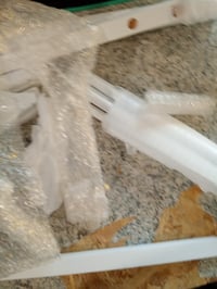 Suport pentru haine HAKU, din lemn masiv, alb, 47x102x36 cm — defect — defect, pentru piese de schimb: piesă de umăr ruptă (stare: vezi a 2-a fotografie) 3