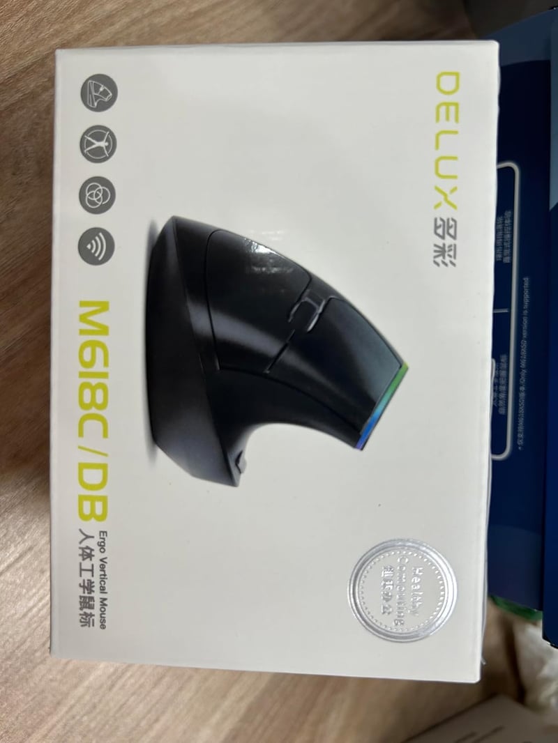 DeLUX M618C Fekete Ergonomikus Vezeték Nélküli Függőleges Egér Csendes Kattintással, Kéztőalagút Szindrómára