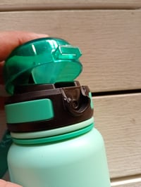 Nerezová fľaša na vodu Motswedi so slamkou 750 ml, akvamarínovo-fialová — chybná, čiastočne funkčná: Zlomený uzáver (stav: pozri 2. obrázok) 3