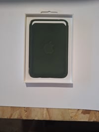 Portofel Apple iPhone FineWoven cu MagSafe – suport de carduri de culoare verde mușchi, cu urme vizibile de utilizare 2