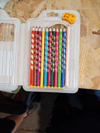 STABILO EASYcolors Ergonomikus Vastag Színes Ceruza Balkezeseknek - 11 db Vegyes Színek Hegyezővel (Hiányos készlet: 1 db hiányzik) 4