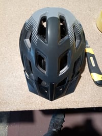 Dunlop kerékpáros bukósisak LED lámpával, M-es méret (55-58 cm), fekete, állítható pánt — karcos (állapot: lásd a 2. képet) 3