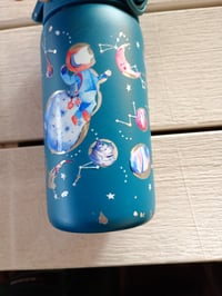 Detská nerezová termoska ion8 320 ml s motívom astronauta, nepriepustná, otváranie jednou rukou — používaná (stav: viď 2. obrázok) 4