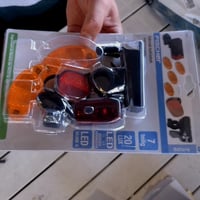 Fischer set dodatne opreme za bicikl – prednje svjetlo, stražnje svjetlo, reflektor i mačje oči za žbice, dodaci u boji — set od 5 komada 4