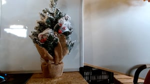 Havas Műkarácsonyfa 45 cm Piros Bogyókkal és Juta Díszítéssel Karácsonyi Dekoráció
