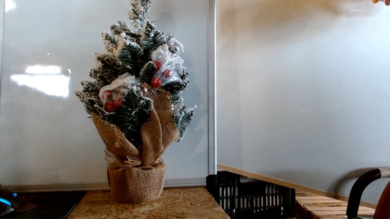 Havas Műkarácsonyfa 45 cm Piros Bogyókkal és Juta Díszítéssel Karácsonyi Dekoráció