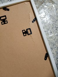 KAIWIN fotorámik 40x60 cm, biely drevený rám na plagáty, fotografie a puzzle, na zavesenie na stenu — prasknutý zadný kryt (stav: pozri 2. obrázok) 2