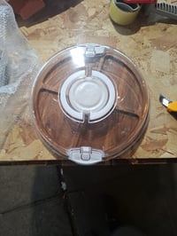Okrúhly servírovací podnos na údeniny Chef Pomodoro s poklopom, 34 cm, drevený servírovací podnos s 5 priehradkami — Poklop je na 2 miestach prasknutý (stav: pozri 2. obrázok) 2
