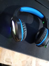 Fachixy FC100 2.4G bežične gaming slušalice s mikrofonom, 50+ sati — bez kabela za punjenje i USB prijamnika (stanje: vidi 2. sliku) 2