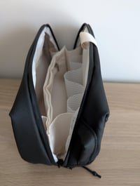 LBJR Fekete Kozmetikai Táska - Utazási Sminkesdoboz Nőknek és Férfiaknak - Hordozható Piperetáska Szervező 24x12x15 cm 3