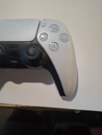 Bezdrôtový ovládač Sony DualSense pre PS5 v bielej farbe, používaný — Ľavá páčka má silný drift (stav: pozri 2. obrázok) 4