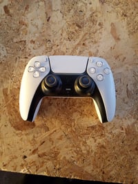 Controller wireless Sony DualSense pentru PS5, alb - Defect, funcționează parțial — defect, funcționează parțial: stick-ul stâng se blochează (stare: vezi a 2-a imagine) 2