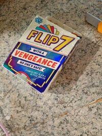 Kartová hra USAopoly Flip 7: With a Vengeance – Samostatná párty hra založená na šťastí a akčných kartách – pre 3 a viac hráčov, od 8 rokov, trvanie hry 20 minút 3