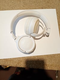 Bezdrôtové slúchadlá JBL Tune 520 BT, biele, Bluetooth, Pure Bass — chybné, na súčiastky (stav: pozri 2. obrázok) 2