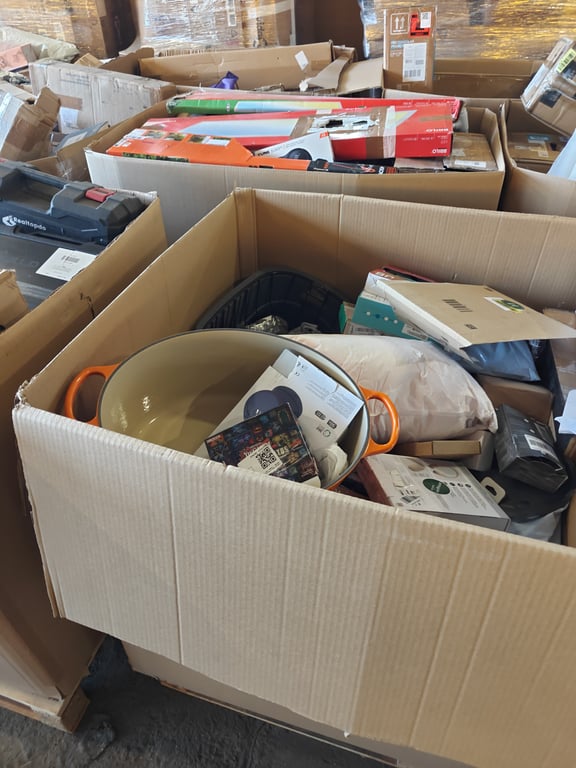Alkatrész raklap R01004 · kb. 250 db elektronika, drón, fülhallgató és periféria termék
