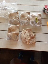 XMSZQU Závesný úložný košík na stenu, jutové vrece s bavlnenou výstelkou, 4 ks S-háčikov a 4 ks J-háčikov, na hračky, kozmetiku, kľúče — 5-dielna súprava 4