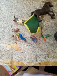 Autovehicul de transport cai cu remorcă Schleich Horse Club — defect, pentru piese: lipsește axa spate, autocolante îndepărtate (stare: vezi a 2-a fotografie) 2