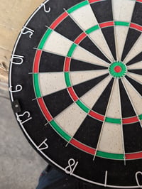DartPro profesionalna pikado ploča od sisala sa samozacjeljujućom površinom, ekstra tankim žicama i 6 strelica (stanje: vidi 2. sliku) 4