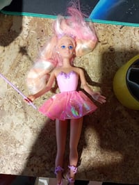Păpușă Barbie Zână Fantasy cu aripi și ținută care își schimbă culoarea — lipsesc aripile, colierul și buretele (stare: vezi a 2-a imagine) 2