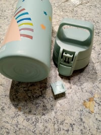 Detská termoska SIGG Shield Therm One Uni Stars 0,5 l, aqua — vrchná časť uzáveru sa čiastočne odlupuje (stav: pozri 2. obrázok) 2
