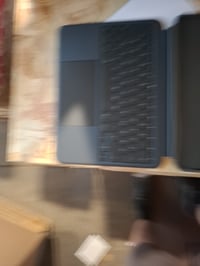 Klávesnicové puzdro Logitech Combo Touch pre iPad Pro 13" (M4/M5) 2024/2025 — vonkajší gumený kryt sa odlepuje (stav: viď 2. obrázok) 4