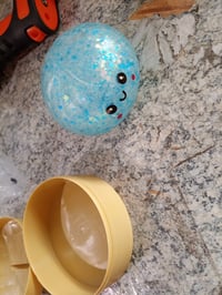 Squishy XXL trblietavá prekvapenie antistresová hračka 5 cm stláčacia mäkká — Niektoré guličky sú prasknuté (stav: viď 2. obrázok) 3