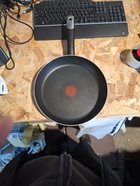 Tigaie antiaderentă Tefal Hard Titanium Essential C38806, 28 cm, indicator de temperatură, strat din titan — defect minor (stare: vezi a 2-a imagine) 2