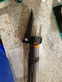 Fiskars Ergonomic alat za uklanjanje korova 1082708, s dugom drškom, 4 kraka od nehrđajućeg čelika, ergonomska drška, sustav za izbacivanje, crno-narančasti 2