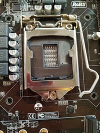 H310 LGA 1151 Micro ATX gaming matična ploča – 8. i 9. gen — neispravna, djelomično radi: savijeni pinovi u utoru za procesor (stanje: vidi 2. sliku) 2