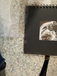 Album foto scrapbook Vienrose 20,5x20,5 cm cu 40 de pagini negre, album cu spirală și fundă – Copertă deteriorată (stare: vezi a 2-a imagine) 2