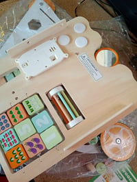 Detské drevené chodítko Weilim Montessori na kolieskach — poškodené, na súčiastky: poškodený predný panel, chýbajúce časti (stav: viď 2. obrázok) 3