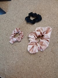 Set gumica za kosu JOIYHY od satena, umjesto 3 komada (nedostaje 1 velika crna) - 2 male i 1 velika svilena gumica za kosu za žene, crna i boja šampanjca 4