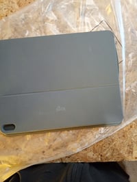 Klávesnicový kryt Logitech Combo Touch pre iPad Air 13" (M2/M3/M4) 2024/2025 — fľakatý, poškriabaný, pretlačený povrch (stav: pozri 2. obrázok) 5