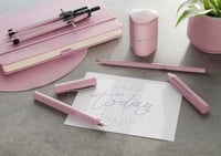 Set creioane Faber-Castell Grip 2001 Rose Shadows, 5 piese - creioane cu duritate B, gumă de șters și ascuțitoare 2