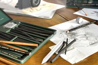 Profesionálna súprava na kreslenie Faber-Castell PITT Charcoal 24 ks – Prírodný uhlík v tyčinkách a ceruzkách v kovovej kazete, na skice a portréty 4