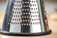 Răzătoare pentru brânză și legume din oțel inoxidabil Fackelmann 31036, cu mâner din lemn certificat FSC, 24 x 12 cm 9