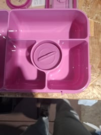 Amathley Bento Box uzsonnás doboz gyerekeknek 1300 ml, 5 rekeszes, szószos tartállyal, lila — törött egy helyen (állapot: lásd a 2. képet) 4